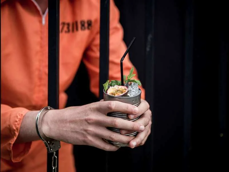 Alcotraz, el bar con temática de cárcel en el que bebes con un traje de prisionero