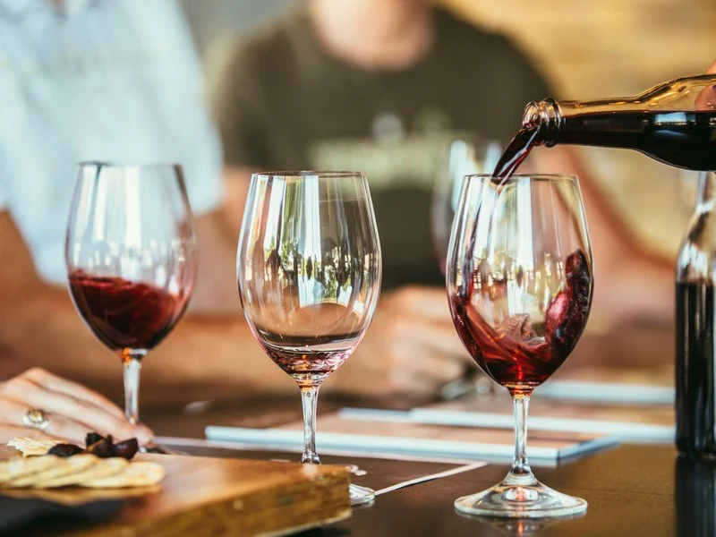 No necesitas pensar demasiado al tomar vino