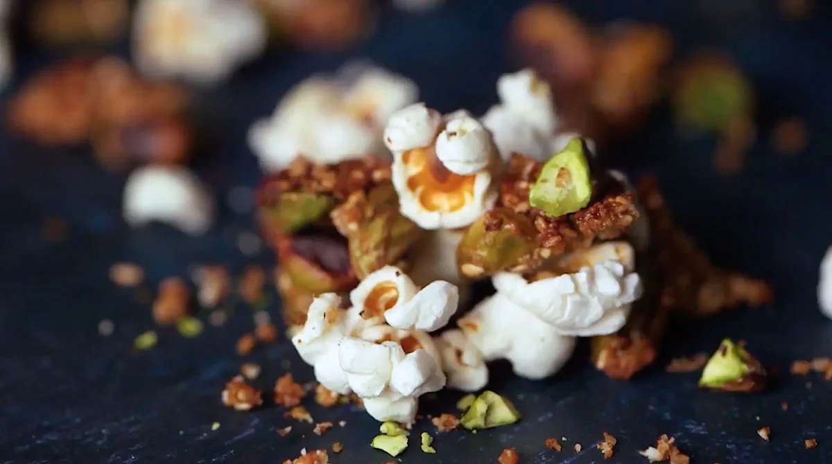 Palomitas con pistaches y ajonjolí glaseado