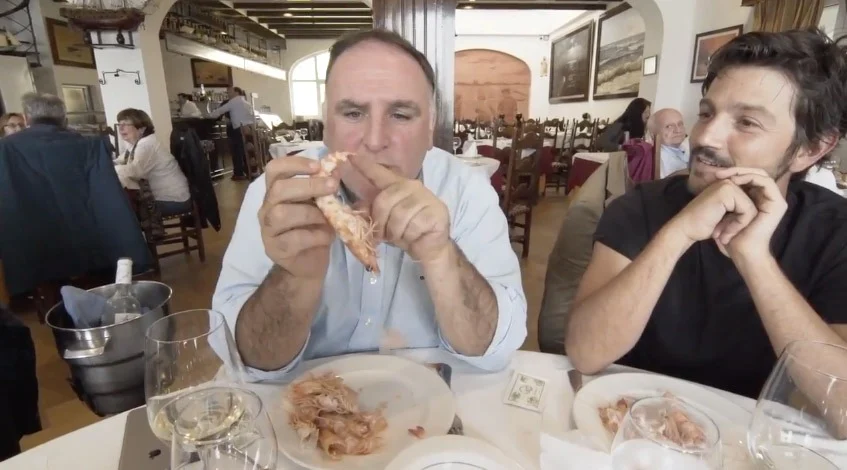 El chef José Andrés nos enseña a pelar langostinos El chef José Andrés nos enseña a pelar langostinos