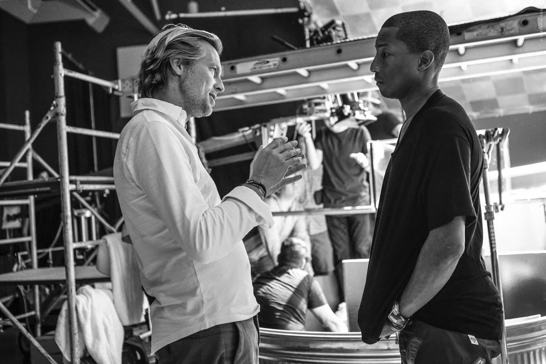 LOUIS XIII presenta 100 YEARS con Pharrell Williams