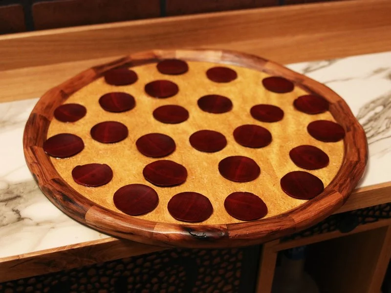 Esta pizza está hecha completamente de madera
