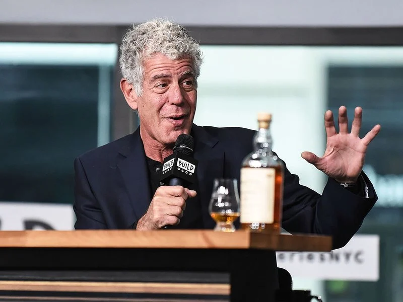 Anthony Bourdain nos habla sobre estar rodeado de gente todo el tiempo