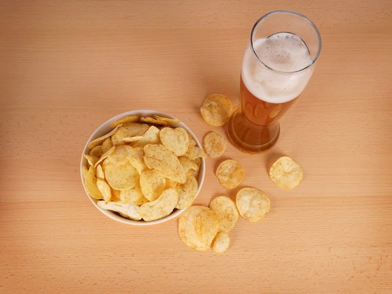Hay una mujer de 100 años que dice que el secreto de la longevidad está en las papas fritas y la cerveza