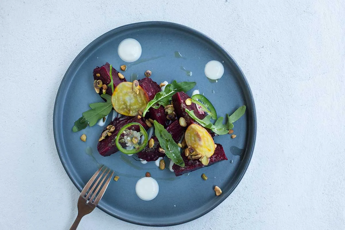 Receta: Ensalada de betabel al carbón y yogurt con miel