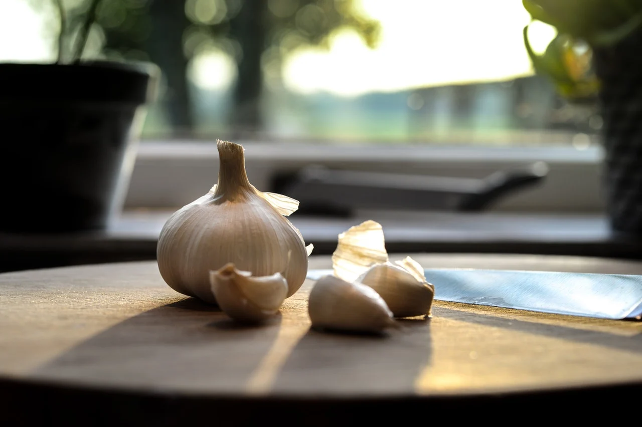 ¿Cómo pelar una cabeza de ajo en menos de 30 segundos?