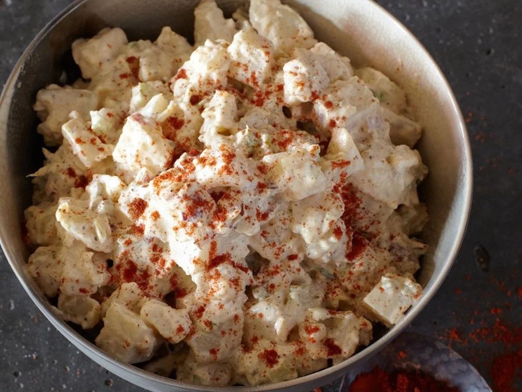 Receta: Ensalada de papa con rábanos y pepinillos encurtidos