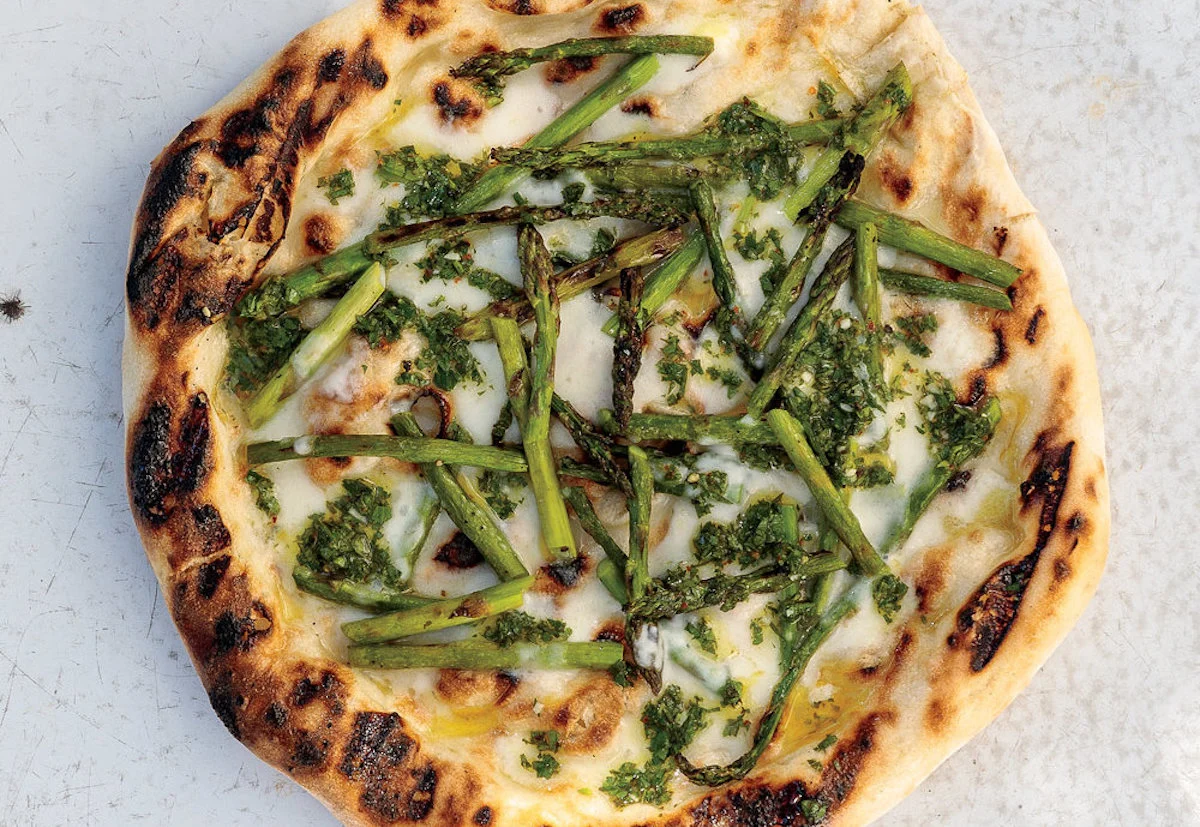 Meatless Monday: Pizza de espárragos a la parrilla con gremolata