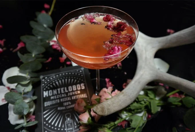 Te decimos cómo preparar un coctel de mezcal y vino rosado
