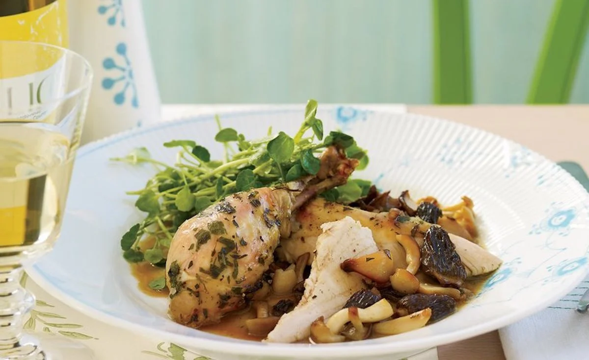 Receta: Pollo a las hierbas con morillas y berros