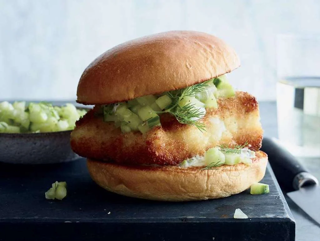 Sándwiches de mero crujiente con salsa de tomate y pepino