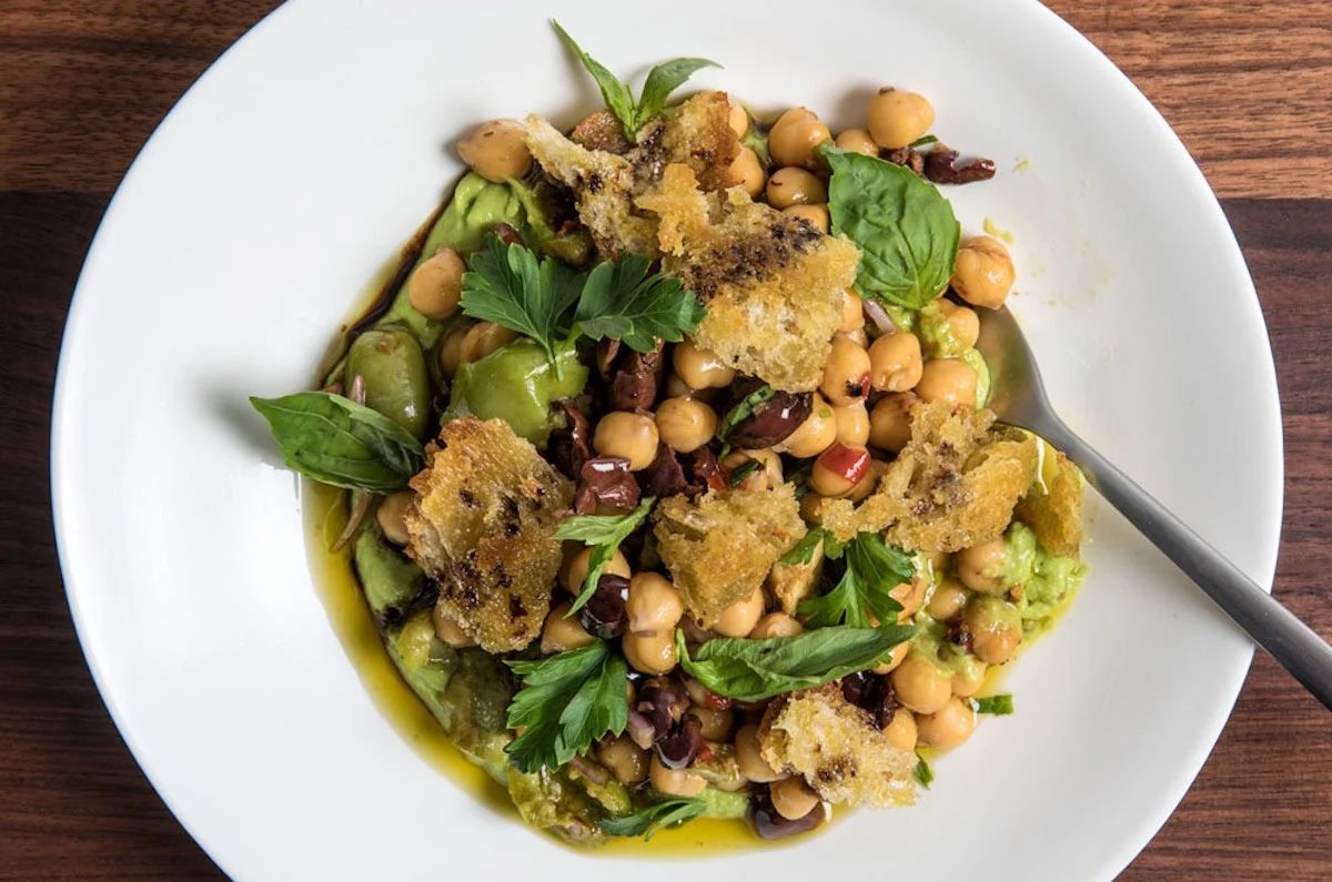 Meatless Monday: Ensalada de garbanzos con hummus de aguacate