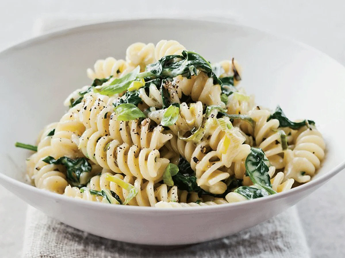 Fusilli cremoso con puerro y espinaca