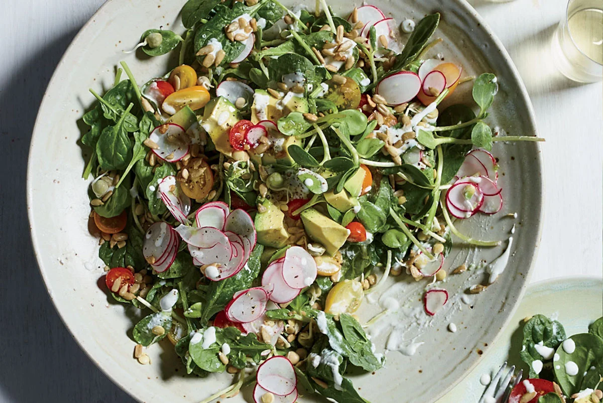 Receta: Ensalada de espinacas y germinados con aderezo ranch de coco