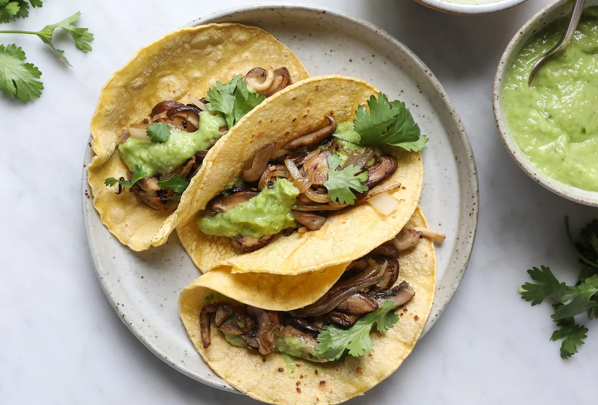 Receta: Tacos de hongos silvestres con salsa de guacamole