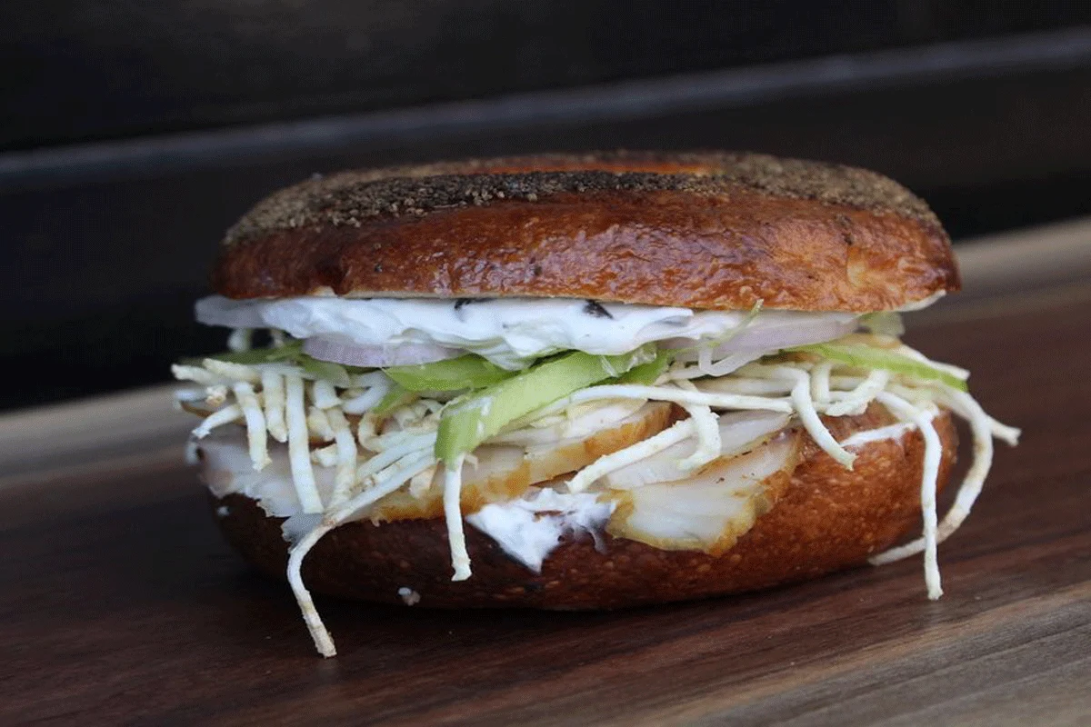 Daniel Humm de Eleven Madison Park acaba de diseñar un bagel de semillas negras (y es lujoso)