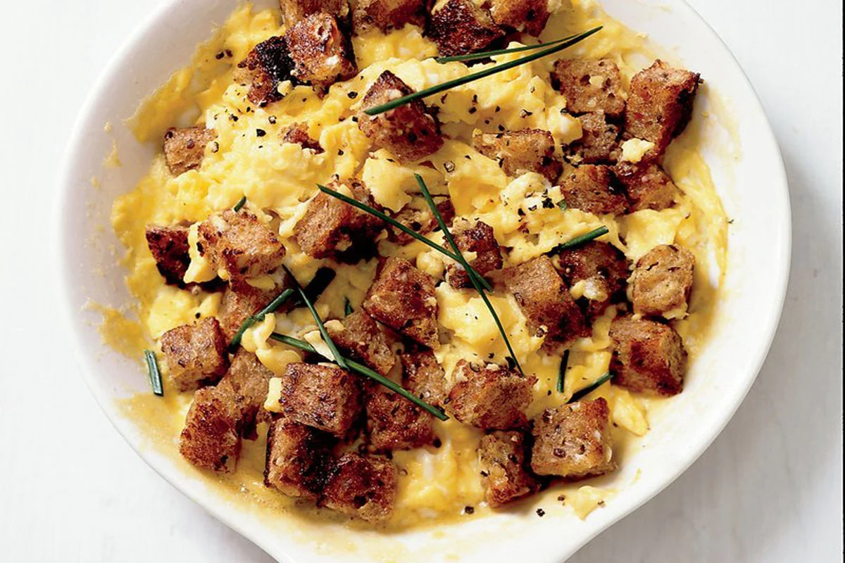 Receta: Huevos revueltos con crutones de hierbas Receta: Huevos revueltos con crutones de hierbas