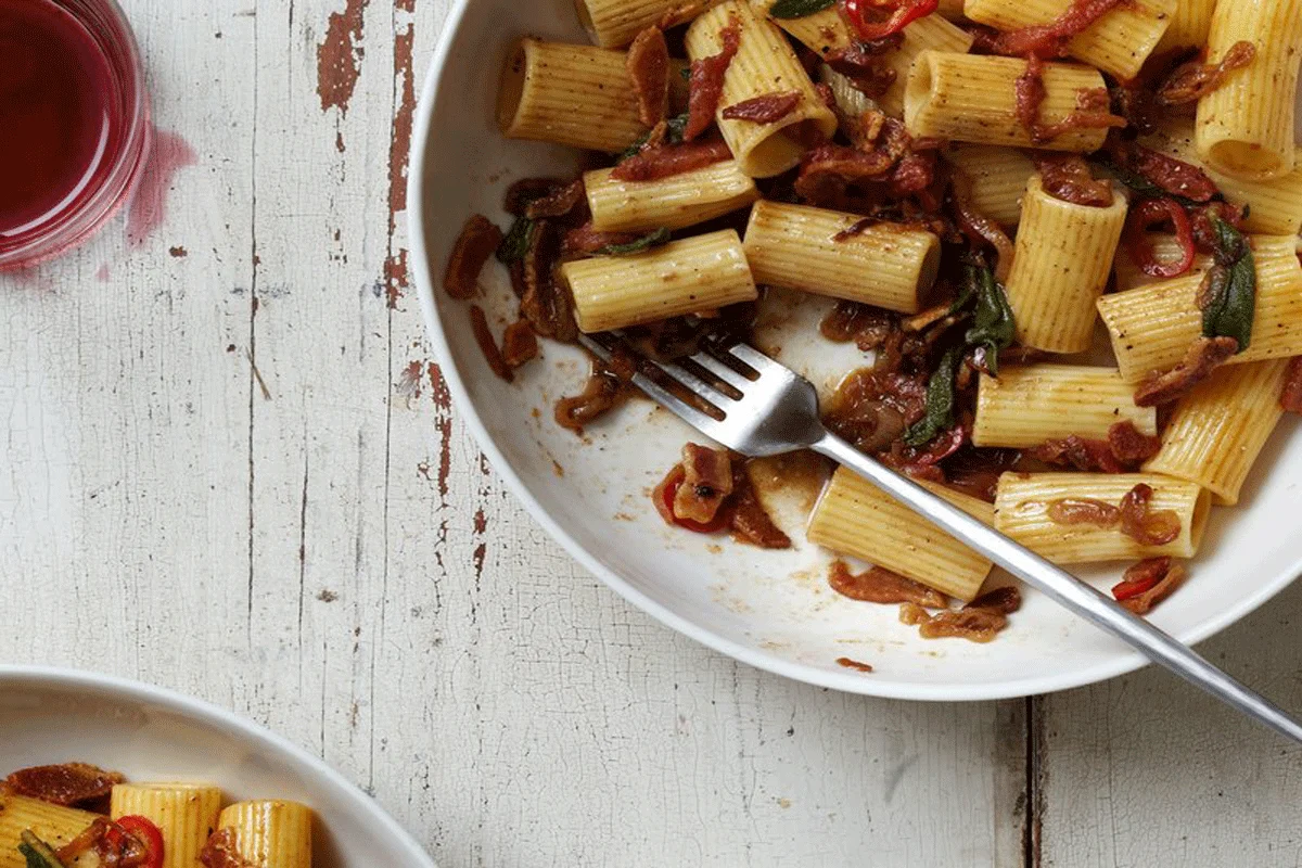 Receta: Pasta con echalotes, pancetta y salvia