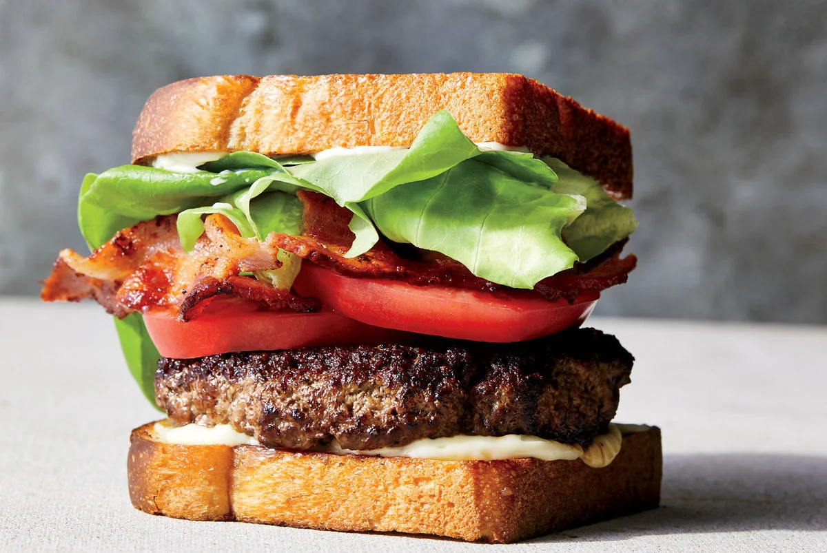 Receta: Hamburguesas BLT (tocino, lechuga y tomate)