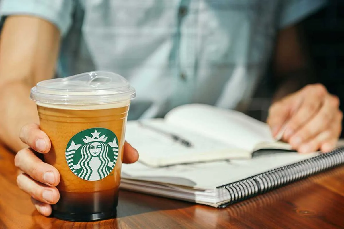 Starbucks deja atrás los popotes de plástico