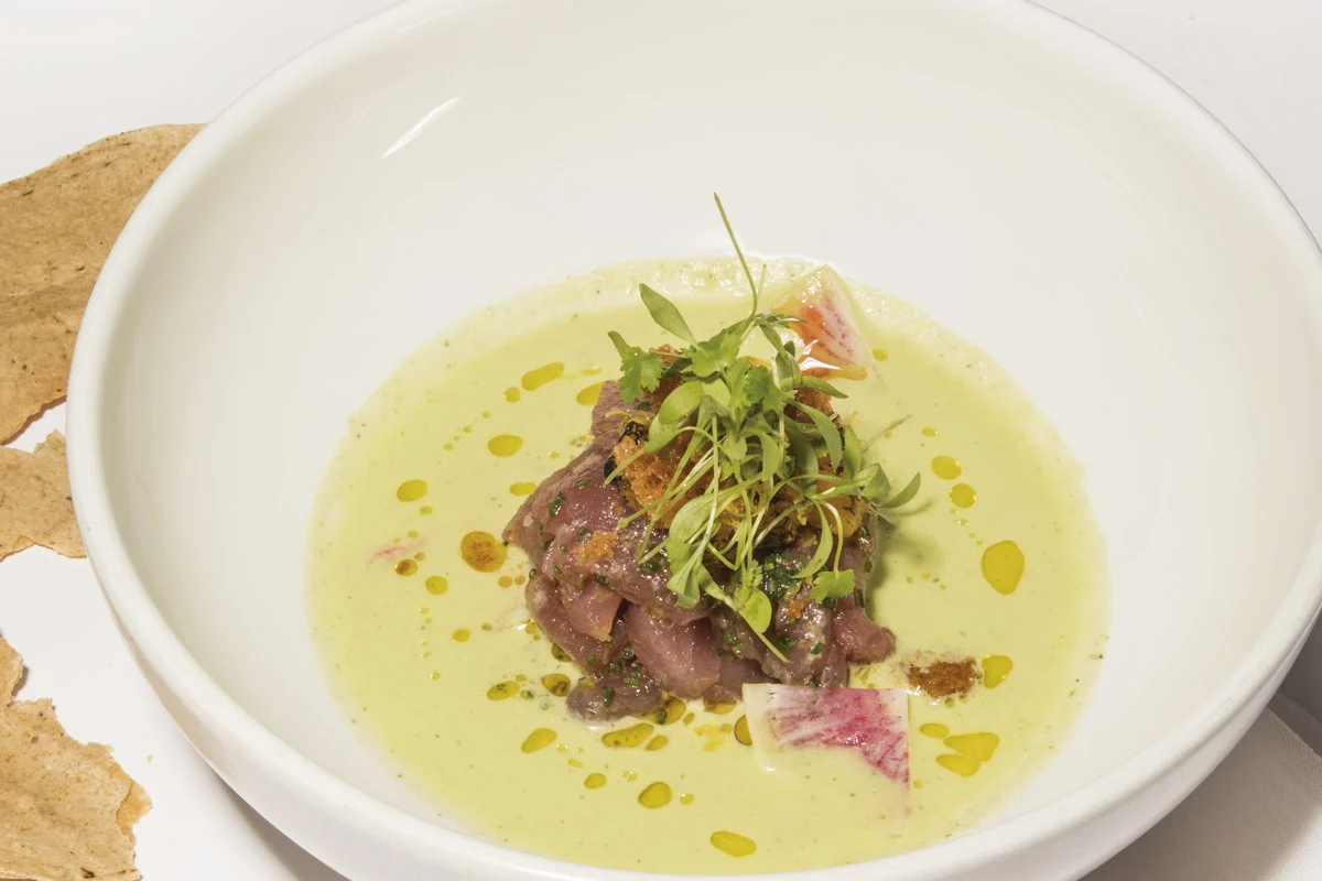 Receta: Crudo de atún con pepino, naranja quemada y tapenade