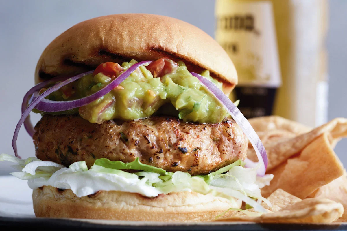 Receta: Hamburguesas de pollo y queso con guacamole Receta: Hamburguesas de pollo y queso con guacamole