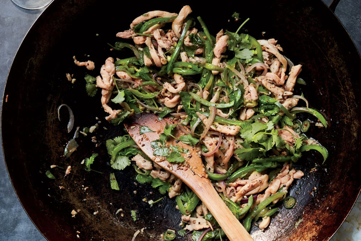 Receta: Pollo salteado con chile serrano, comino y cilantro