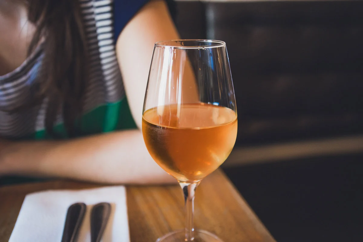 ¿Qué son y cómo se hacen los vinos naranjas?