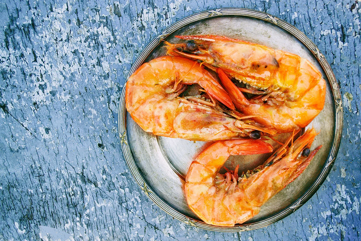 ¿Por qué los camarones cambian de color cuando los cocinamos?
