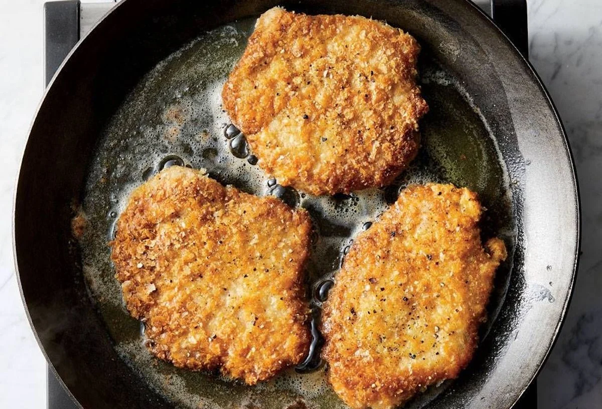 Schnitzel de cerdo con costra de papa y mayonesa de pimiento picante