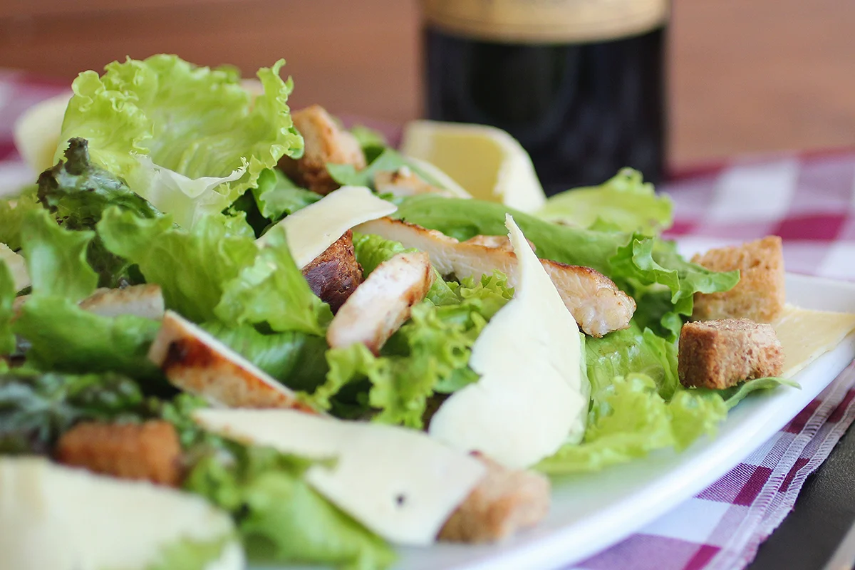 Este lugar de Tijuana asegura haber inventado la ensalada César