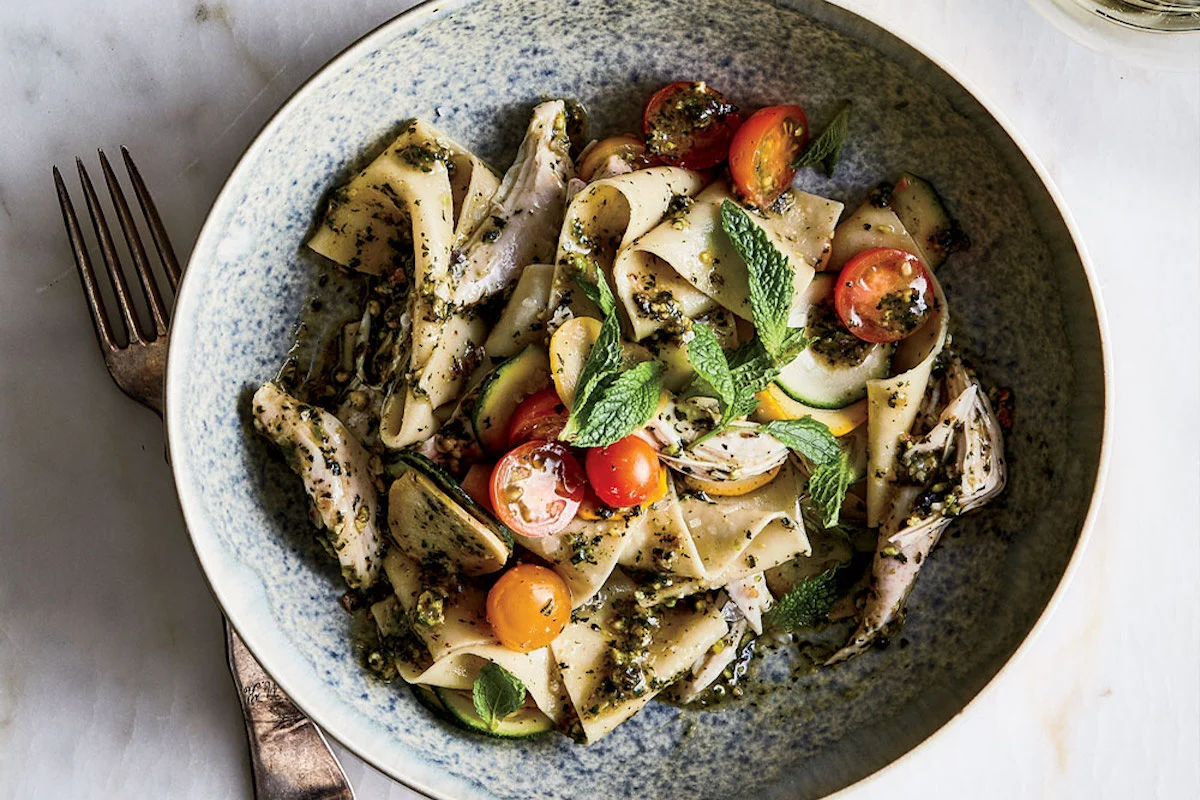 Receta: Pappardelle con pollo y pesto de menta-pistaches