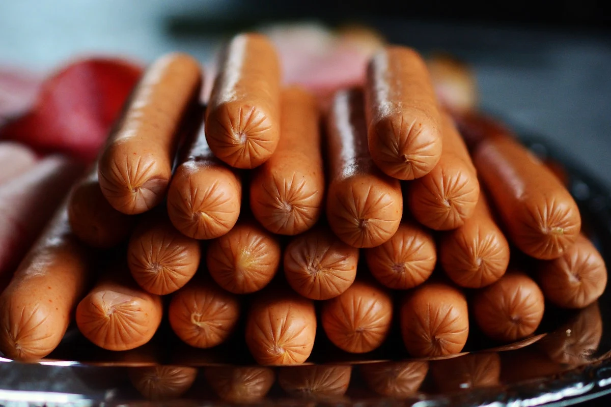 ¿De qué están hechas las salchichas en realidad?