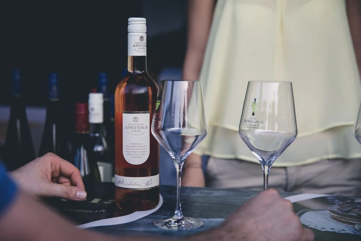 Errores que cometes al pedir vino en un restaurante