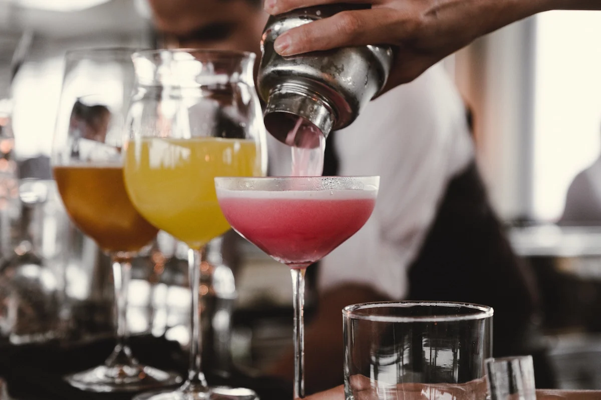 ¿Por qué se utilizan diferentes vasos en mixología?
