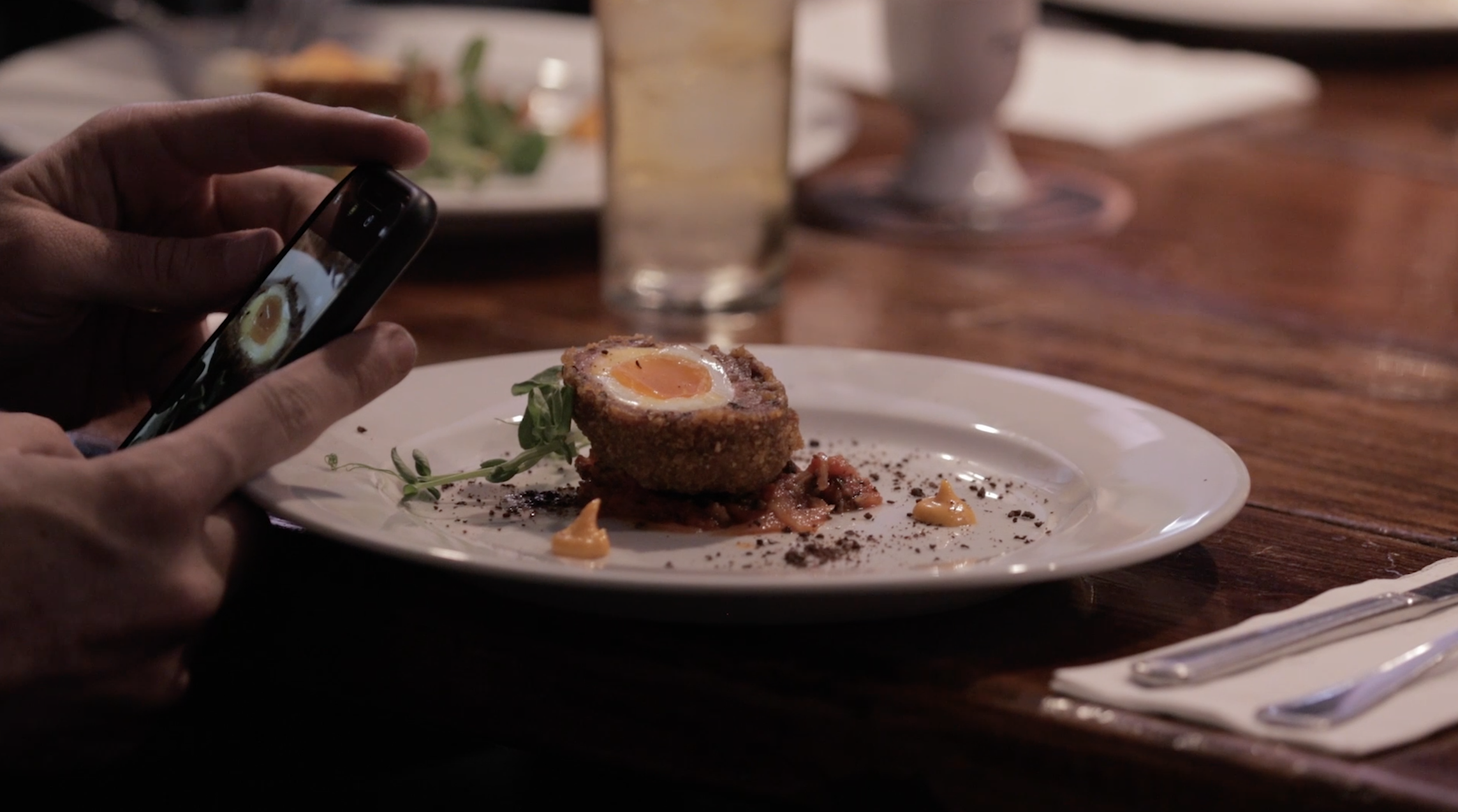 Scotch egg y Dewar's