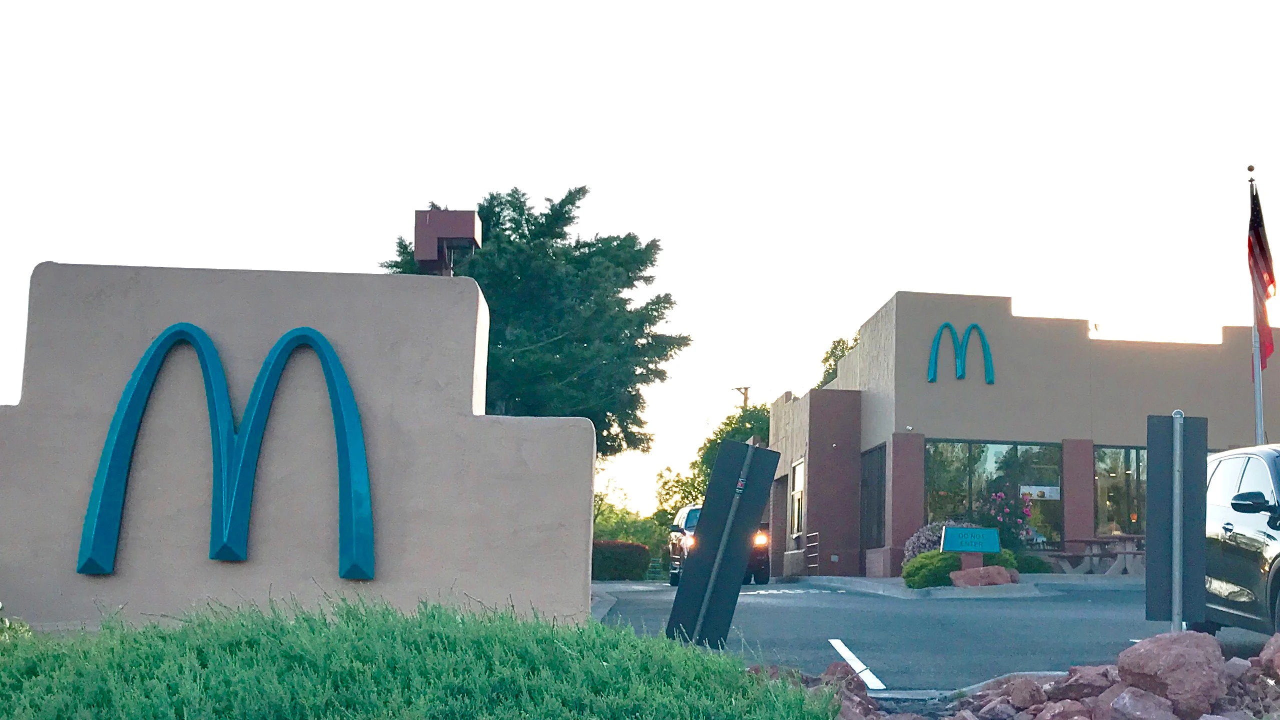 La extraña razón por la que este logo de McDonalds es azul turquesa