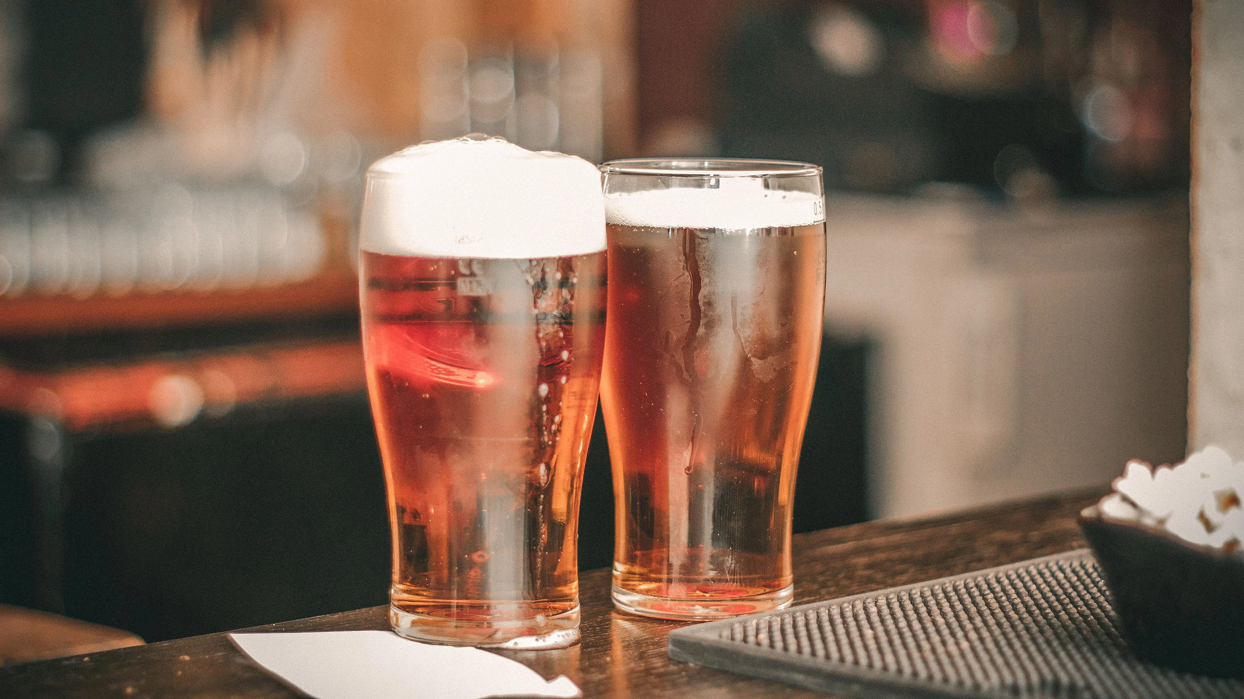 Estás tomando cerveza de la forma incorrecta