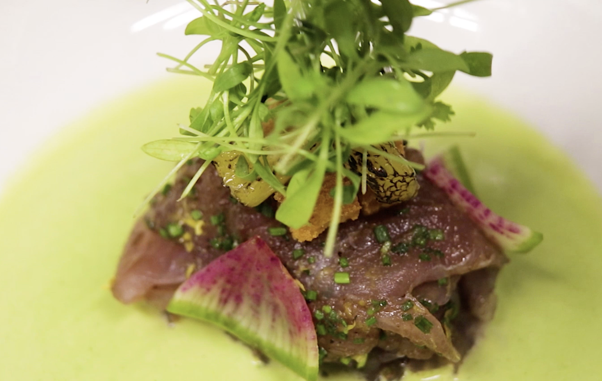 Crudo de atún en caldo de pepino y limón