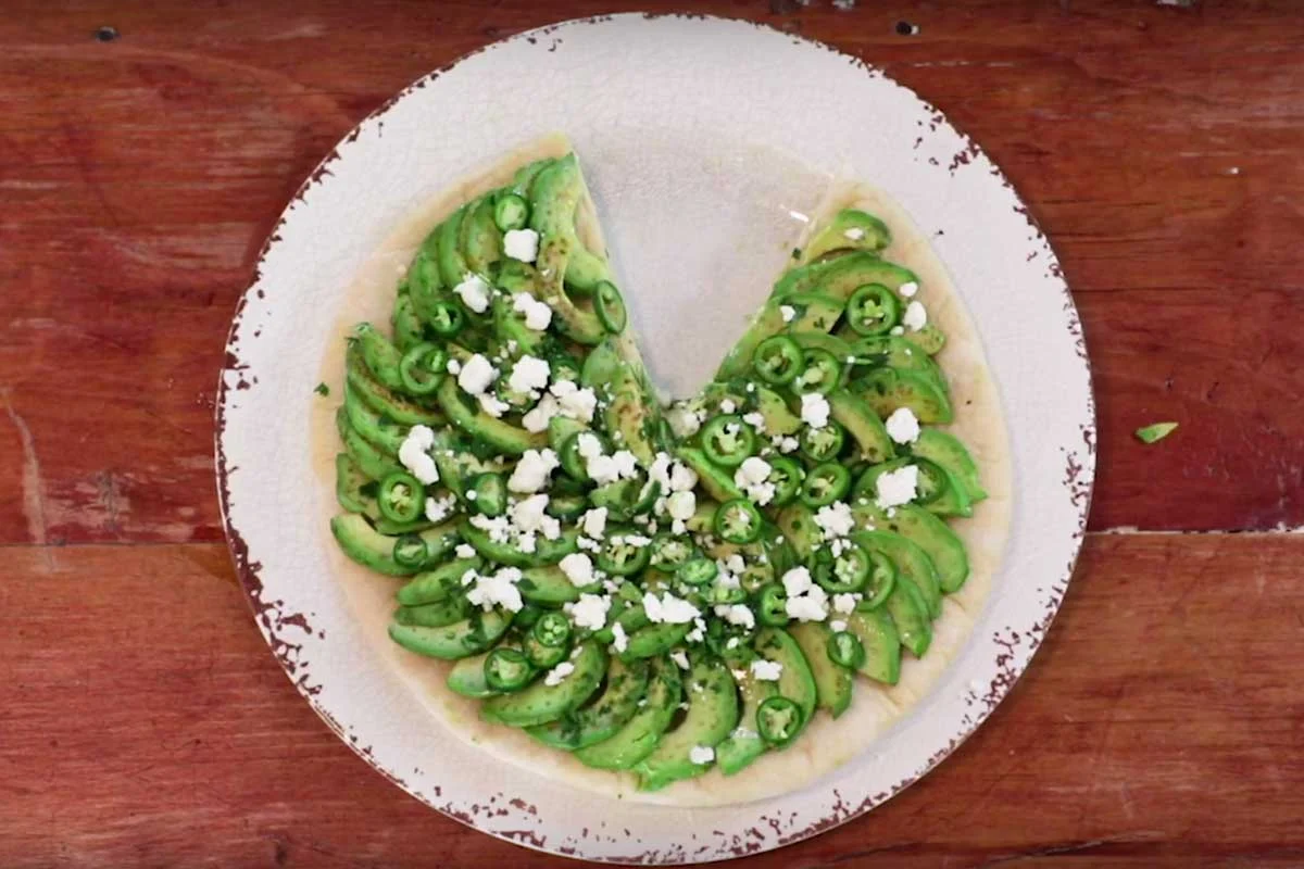 Pizza de aguacate con un toque mexicano