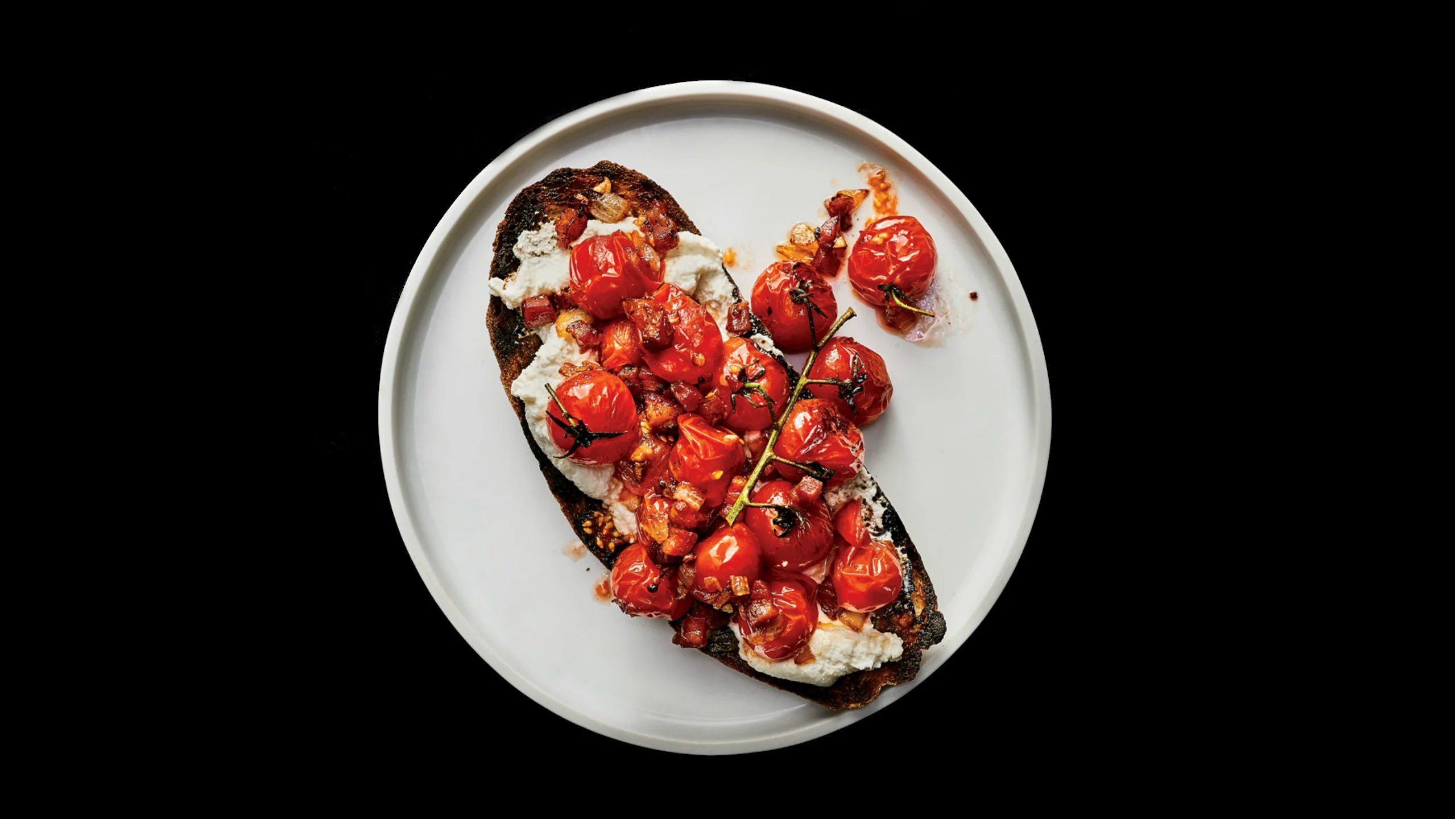 Tostas con jitomates cherry y panceta