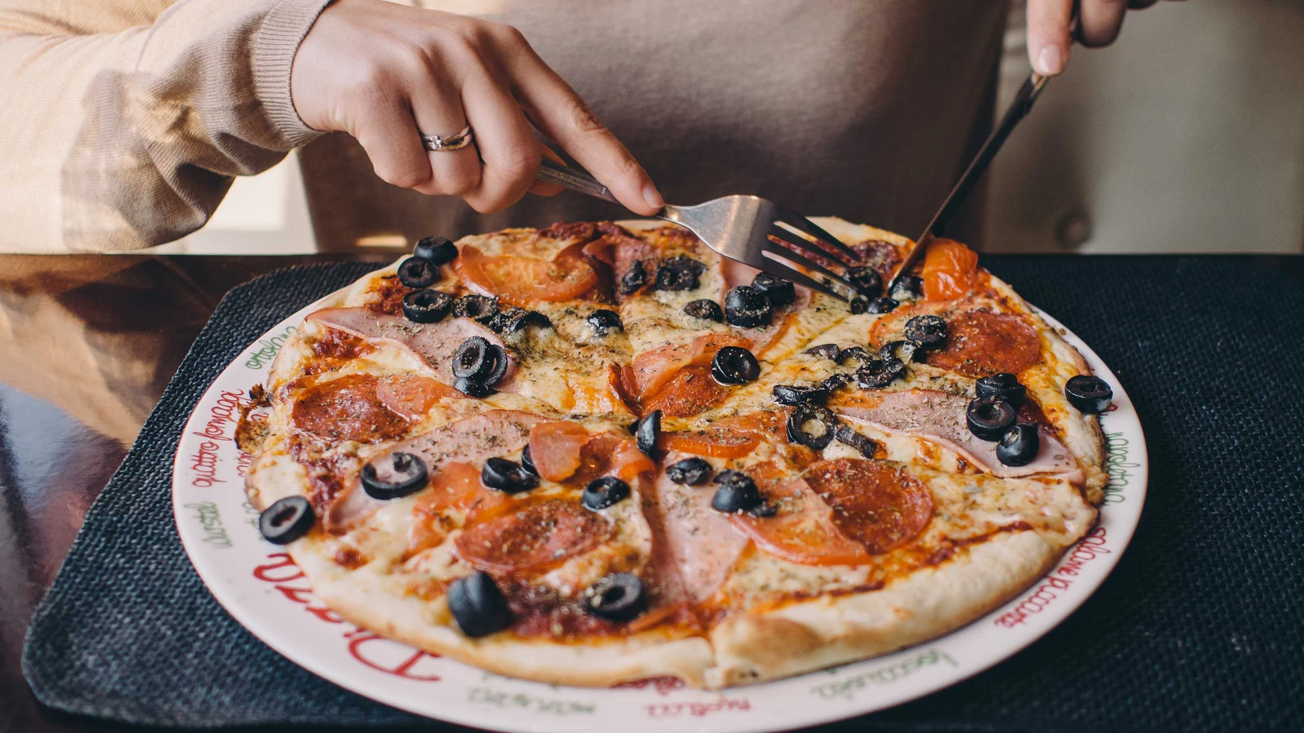 5 cosas que te hacen comer más sin que lo sepas 5 cosas que te hacen comer más sin que lo sepas