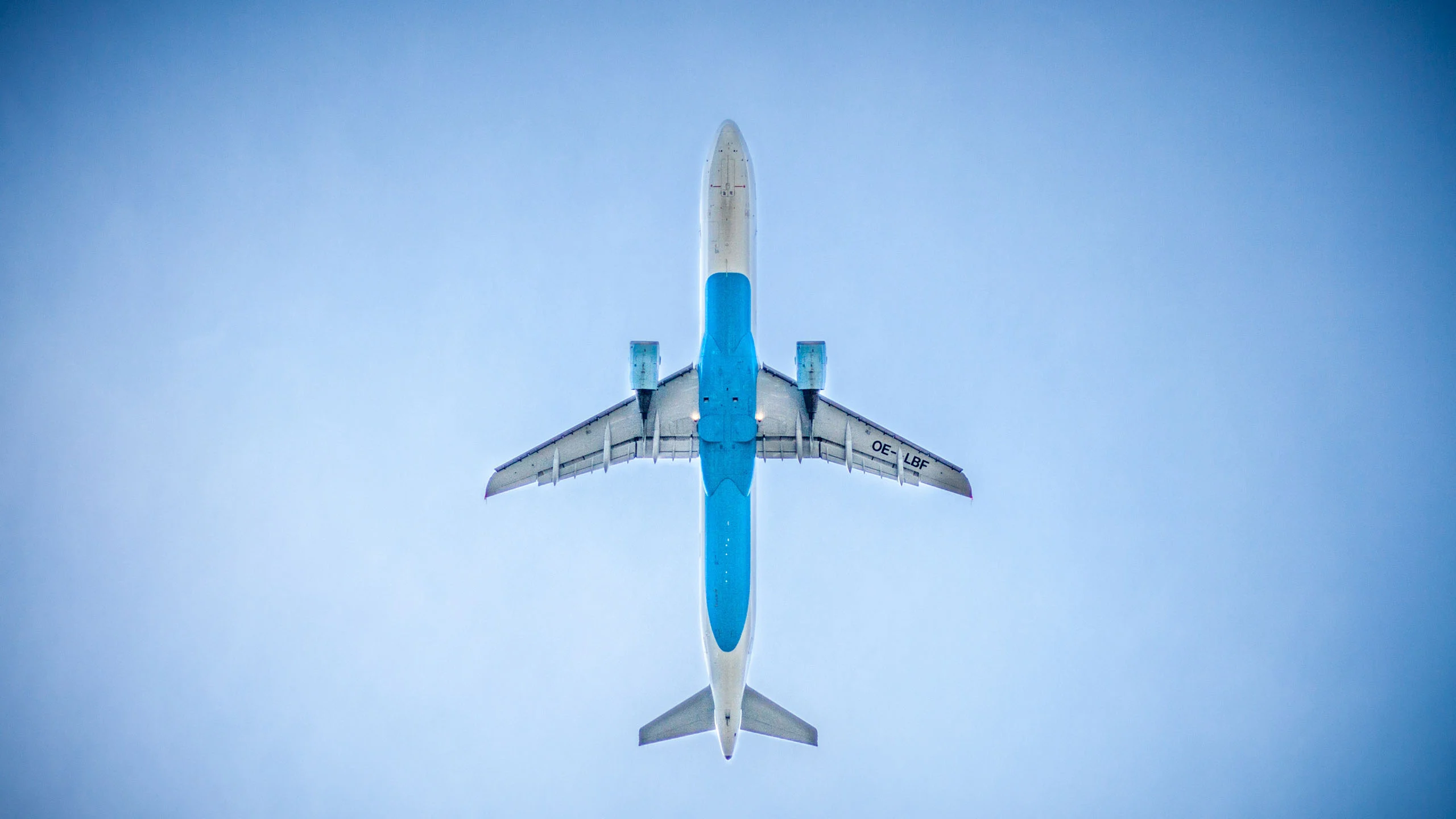 Conoce a la primera aerolínea en operar un vuelo libre de plástico