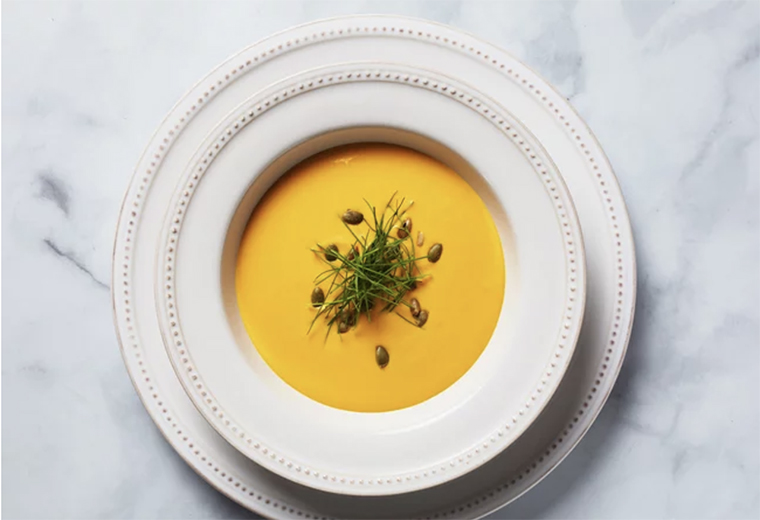 Vichyssoise de camote : cebollín, puerros de oro con ñame orgánico rojo y pepitas asadas.