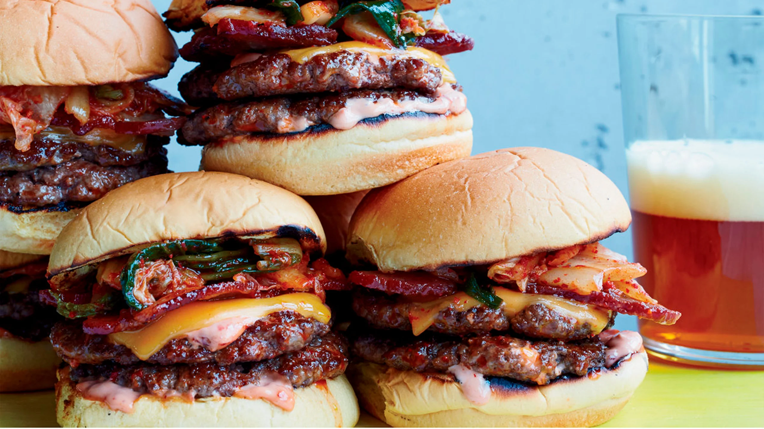 Hamburguesas con kimchi y tocino