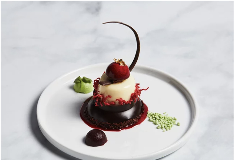 Crema de pistache con queso: chocolate con bizcocho genoise de vainilla, queso crema y centro de pistache.