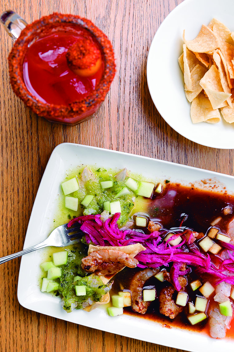 Este aguachile se prepara con tres salsas, chiltepín, soya con chiles secos y de serrano.