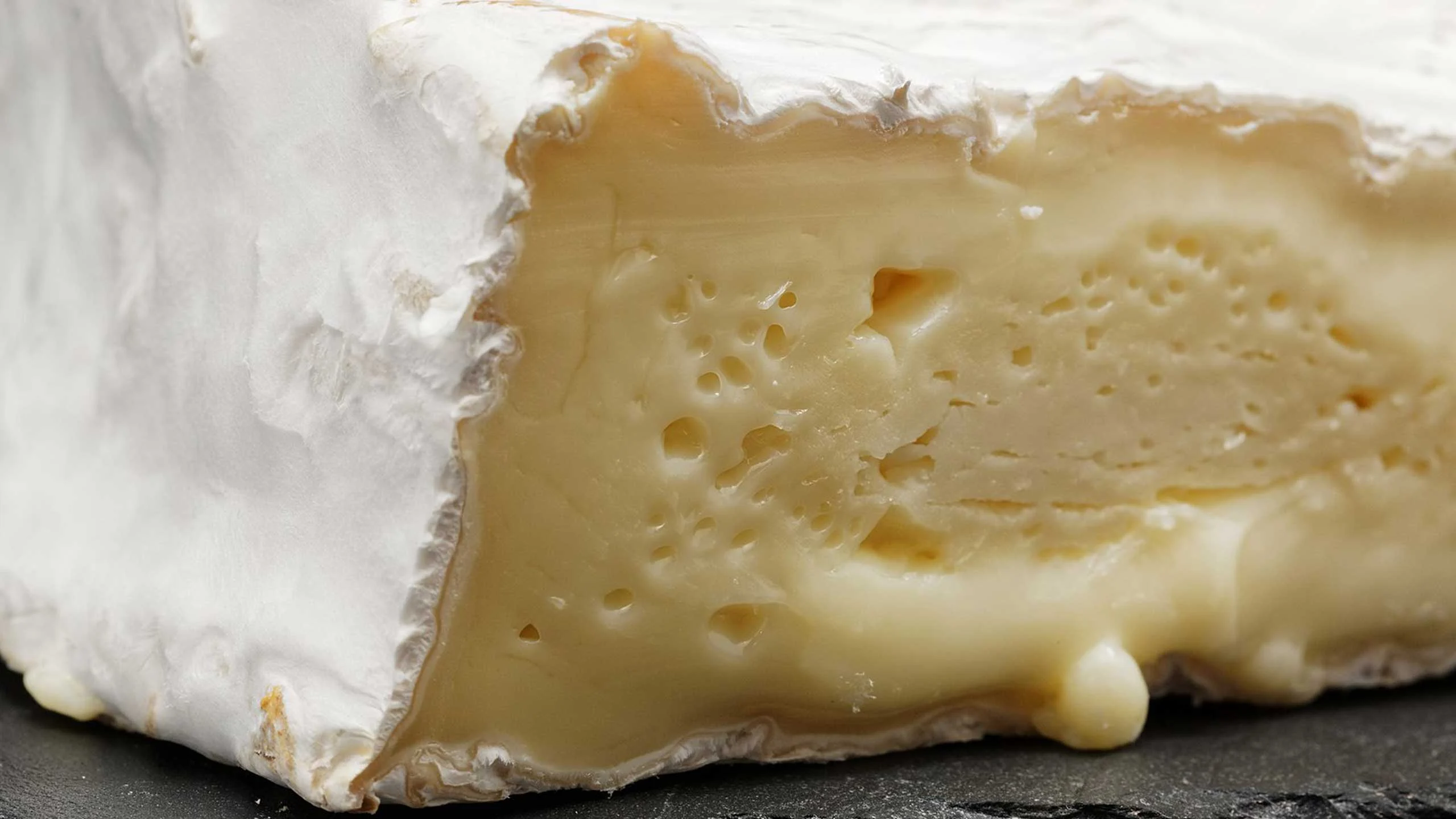 ¿Deberías de comerte la cera del queso?