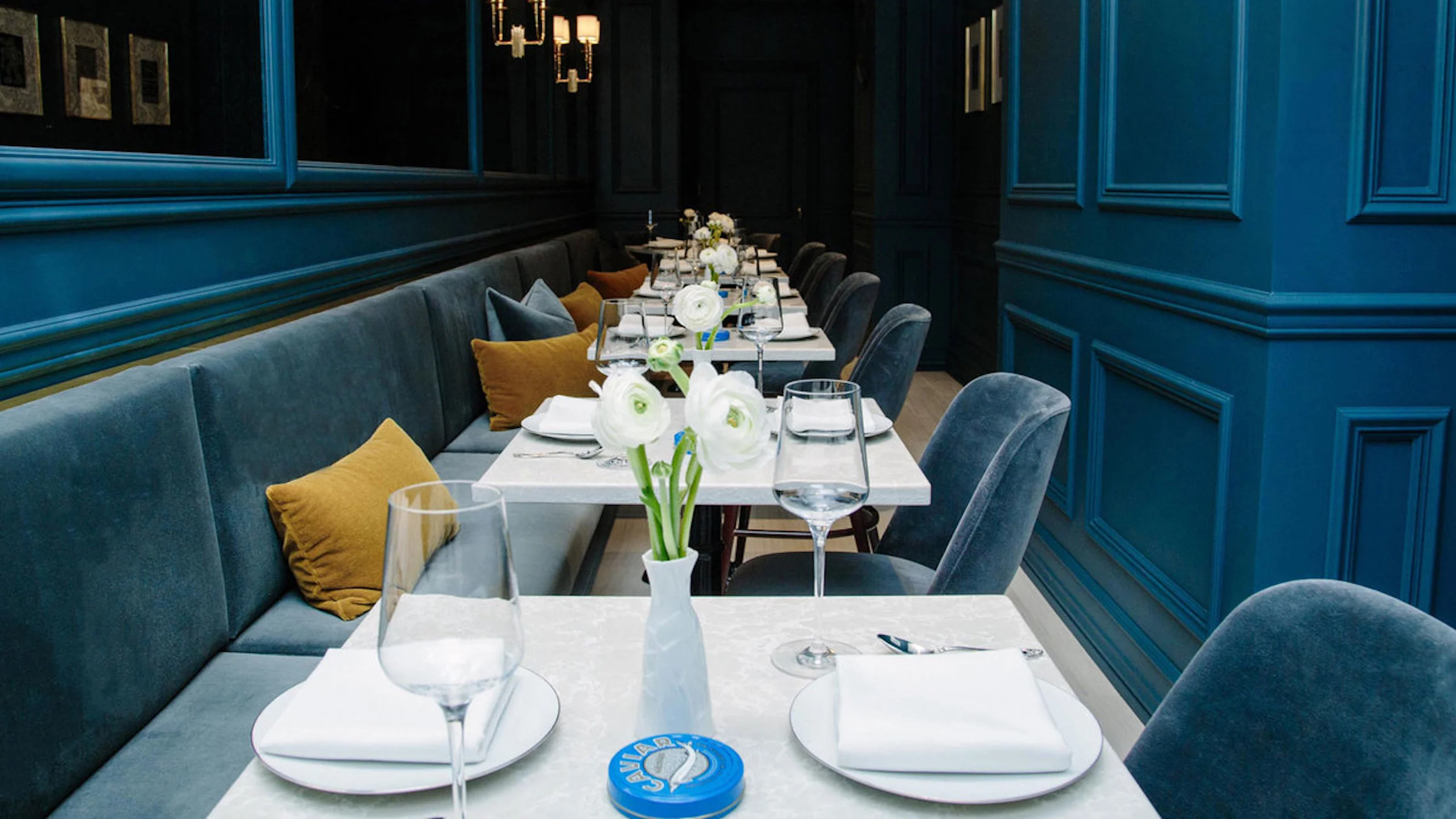 Lo que sucede dentro del primer speakeasy de Caviar en Nueva York