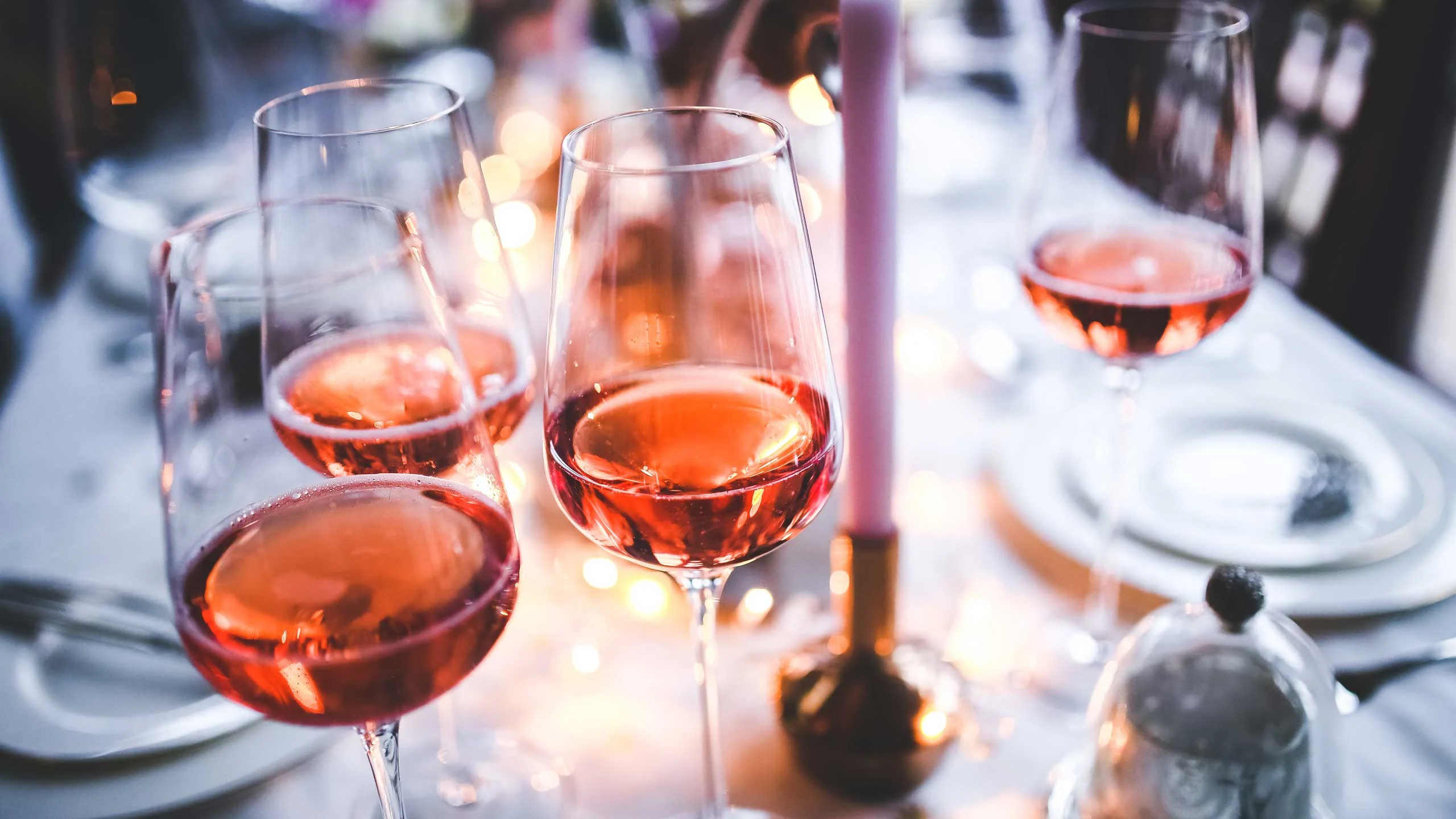 ¿De qué depende la tonalidad del vino rosado?